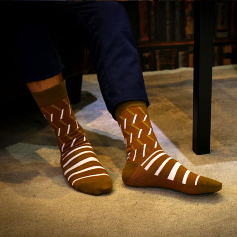 >Brown simple striped cotton crew socks for men